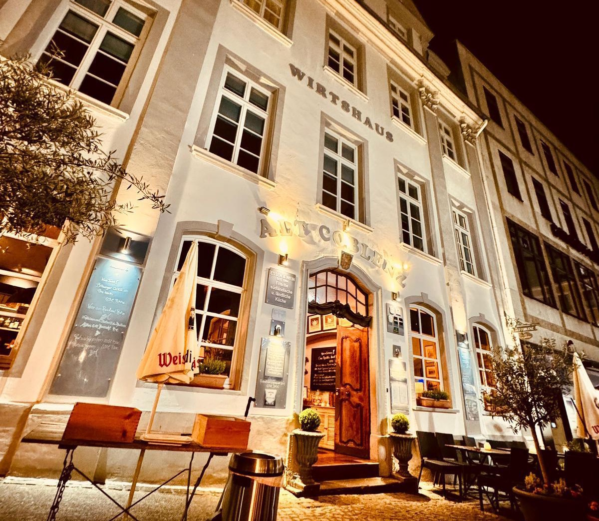 Beleuchtete Fassade des Wirtshaus Alt Coblenz am Plan in der Koblenzer Altstadt am Abend Beleuchtete Fassade des Wirtshaus Alt Coblenz am Plan in der Koblenzer Altstadt am Abend