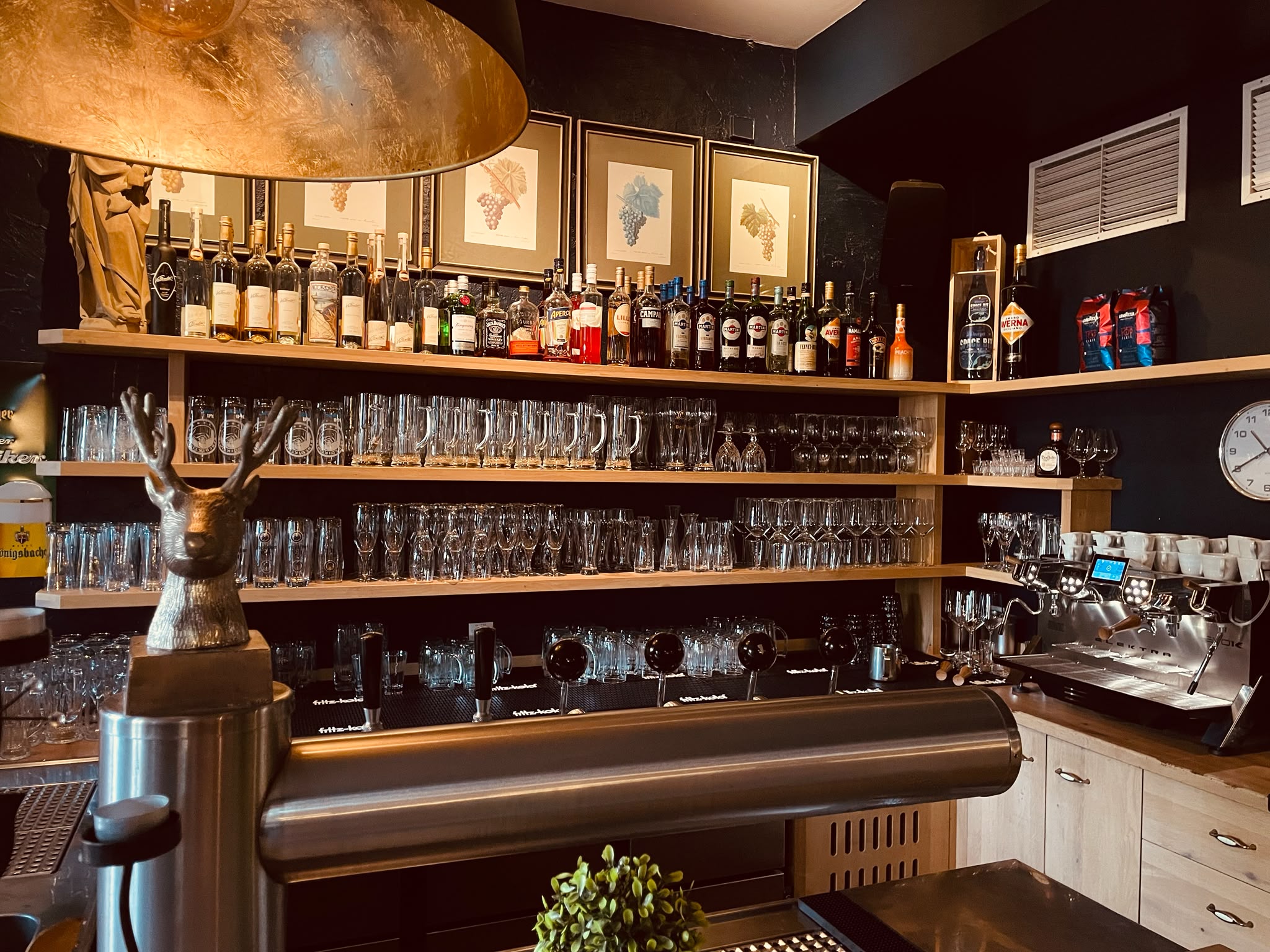 Theke des Alt Coblenz mit großer Wein- und Bierauswahl